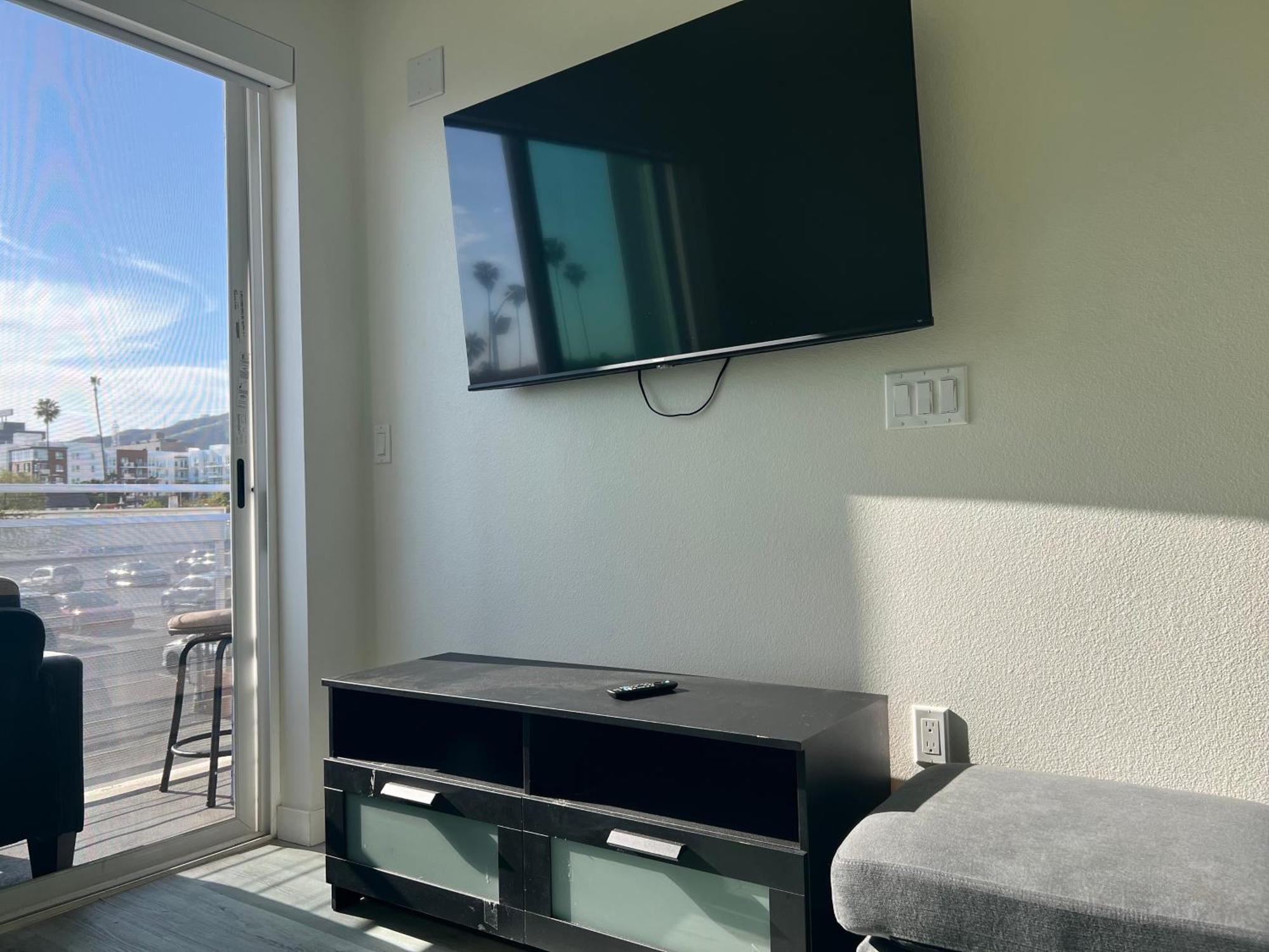 Modern Hollywood Walk Of Fame Apts- Free Parking, 360 Rooftop, Pool, Gym- Centrally Located Los Angeles