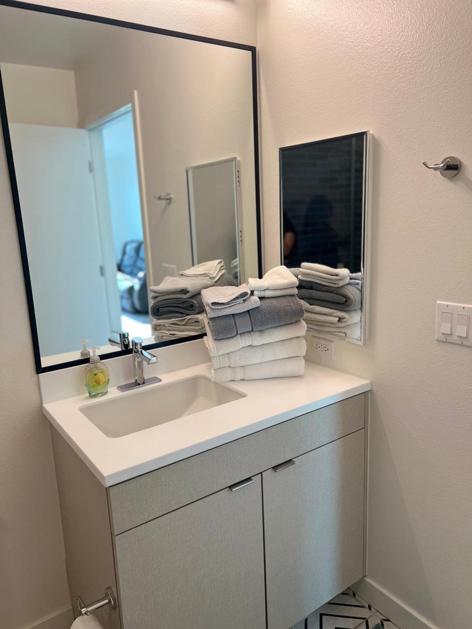 Modern Hollywood Walk Of Fame Apts- Free Parking, 360 Rooftop, Pool, Gym- Centrally Located Los Angeles