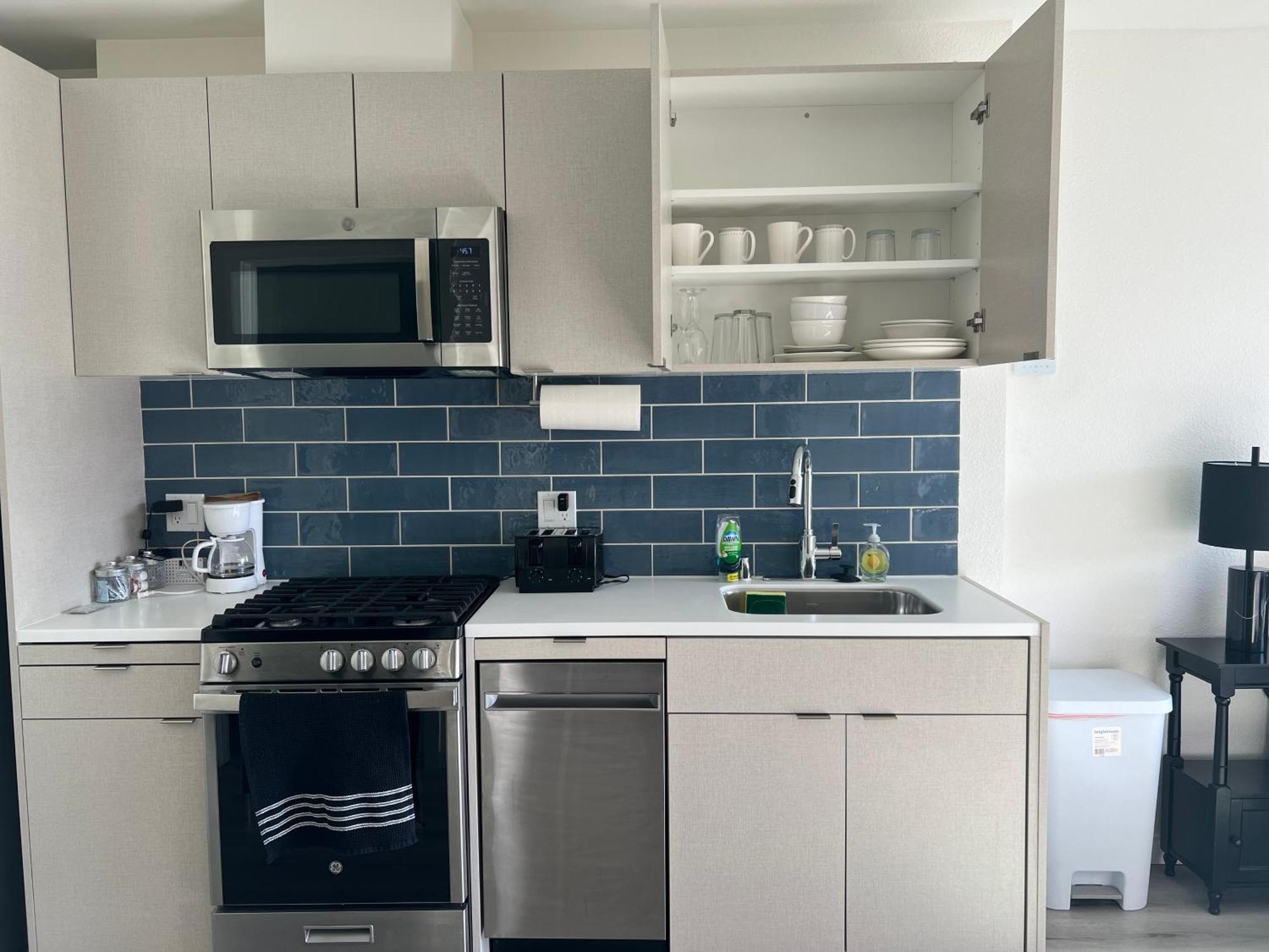 Modern Hollywood Walk Of Fame Apts- Free Parking, 360 Rooftop, Pool, Gym- Centrally Located