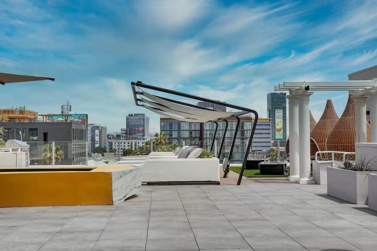 Modern Hollywood Walk Of Fame Apts- Free Parking, 360 Rooftop, Pool, Gym- Centrally Located Apartment