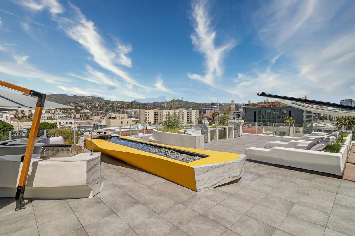 Apartment Modern Hollywood Walk Of Fame Apts- Free Parking, 360 Rooftop, Pool, Gym- Centrally Located Los Angeles