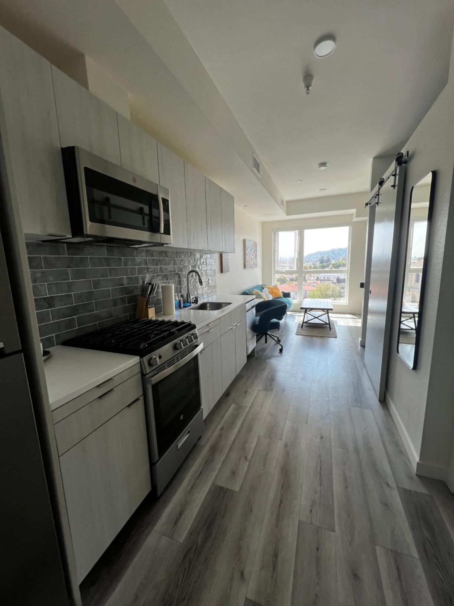 Modern Hollywood Walk Of Fame Apts- Free Parking, 360 Rooftop, Pool, Gym- Centrally Located Apartment Los Angeles