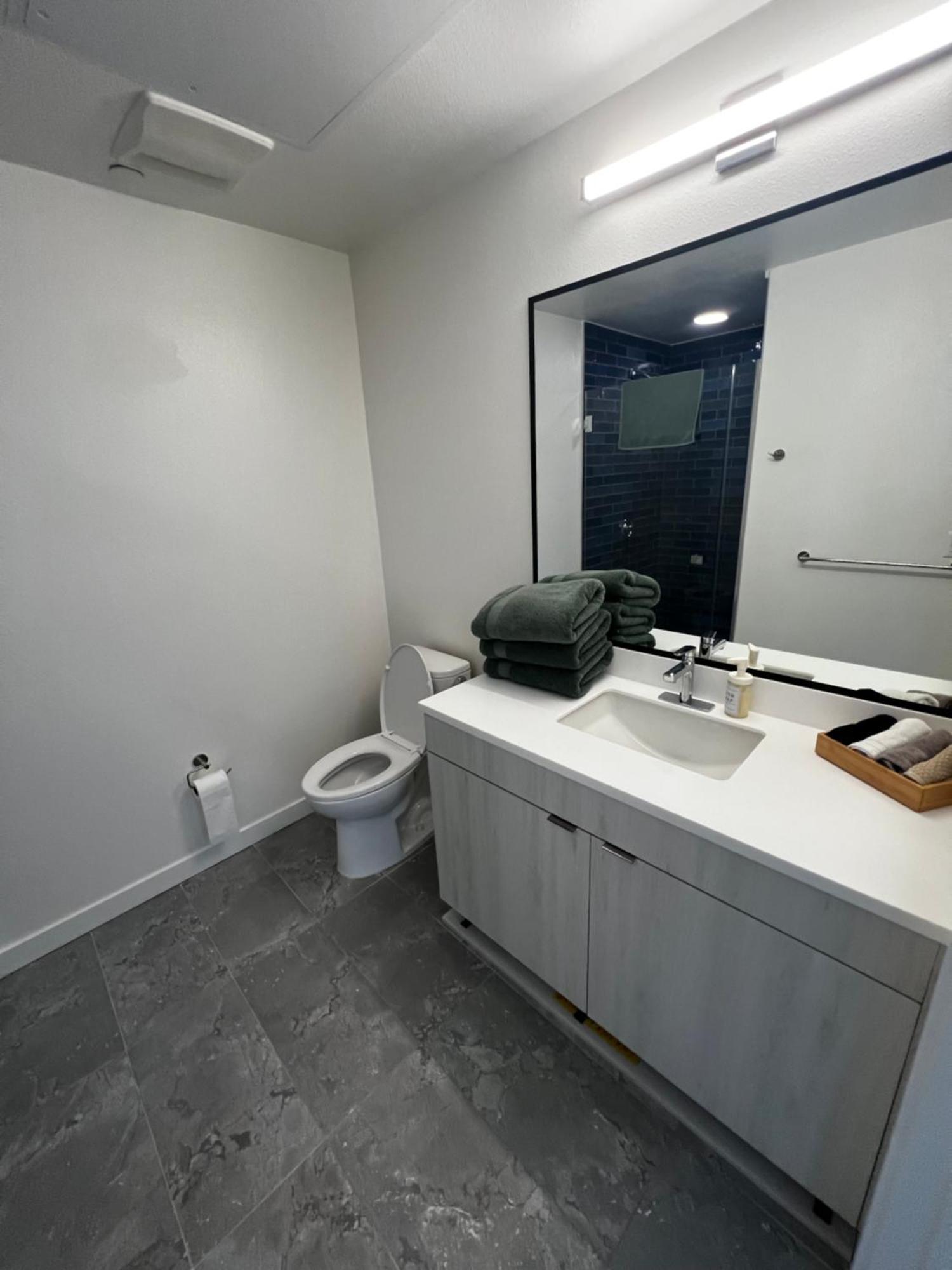 Modern Hollywood Walk Of Fame Apts- Free Parking, 360 Rooftop, Pool, Gym- Centrally Located *
