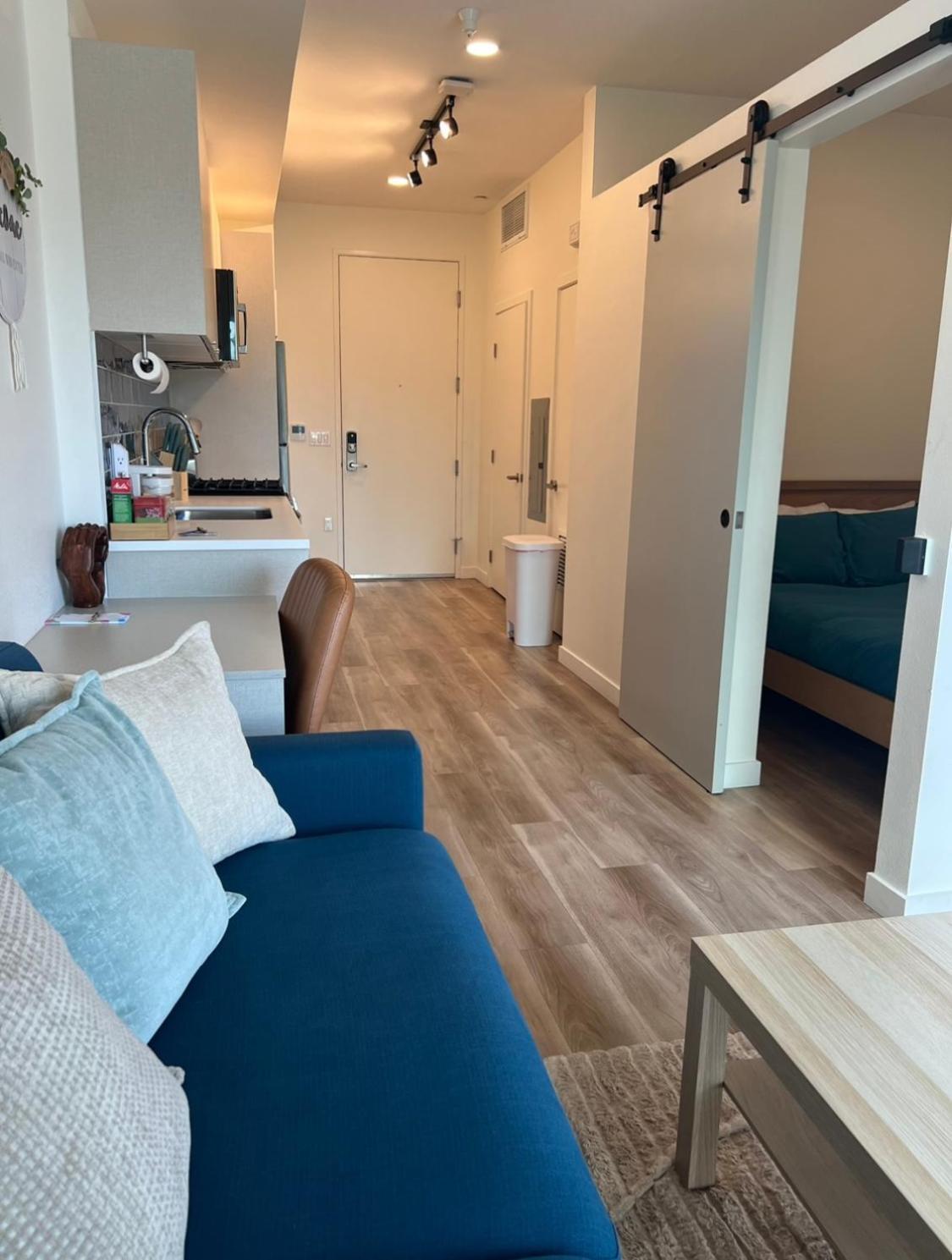 Apartment Modern Hollywood Walk Of Fame Apts- Free Parking, 360 Rooftop, Pool, Gym- Centrally Located *