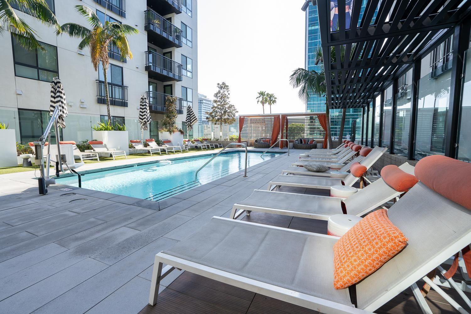 Sunset Lounge On Sunset Blvd With Pool & Jacuzzi