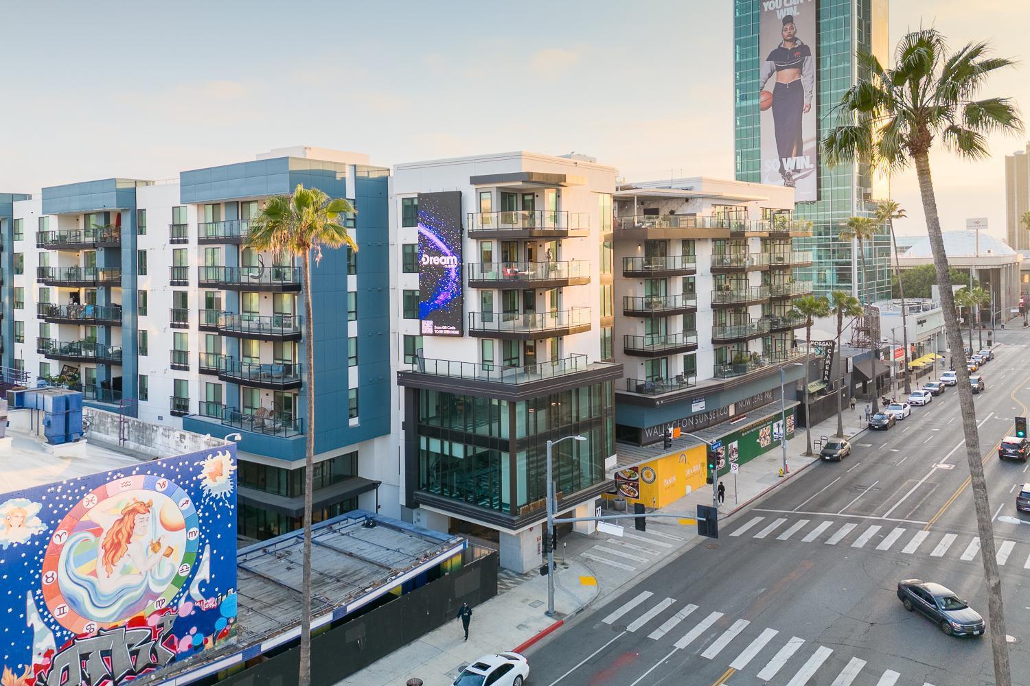 Sunset Lounge On Sunset Blvd With Pool & Jacuzzi