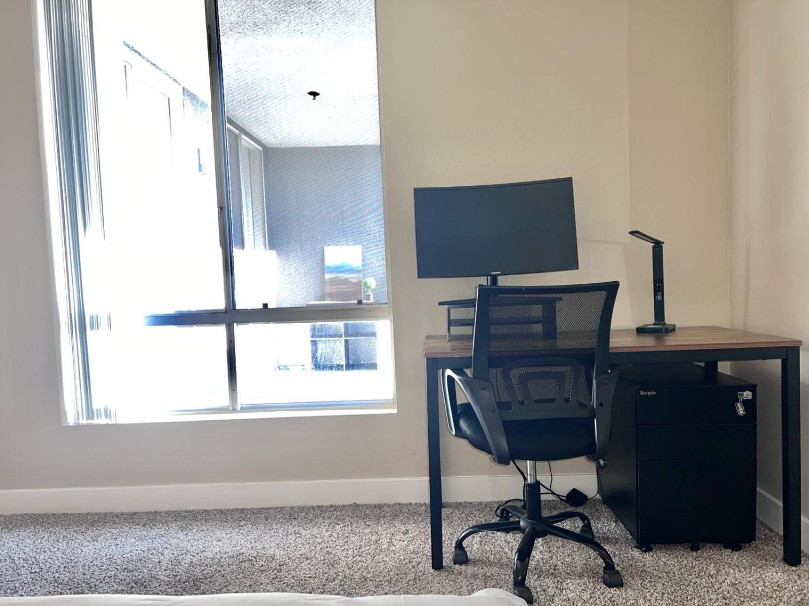 Hollywood Two Bedroom & Free Two Parking Spots