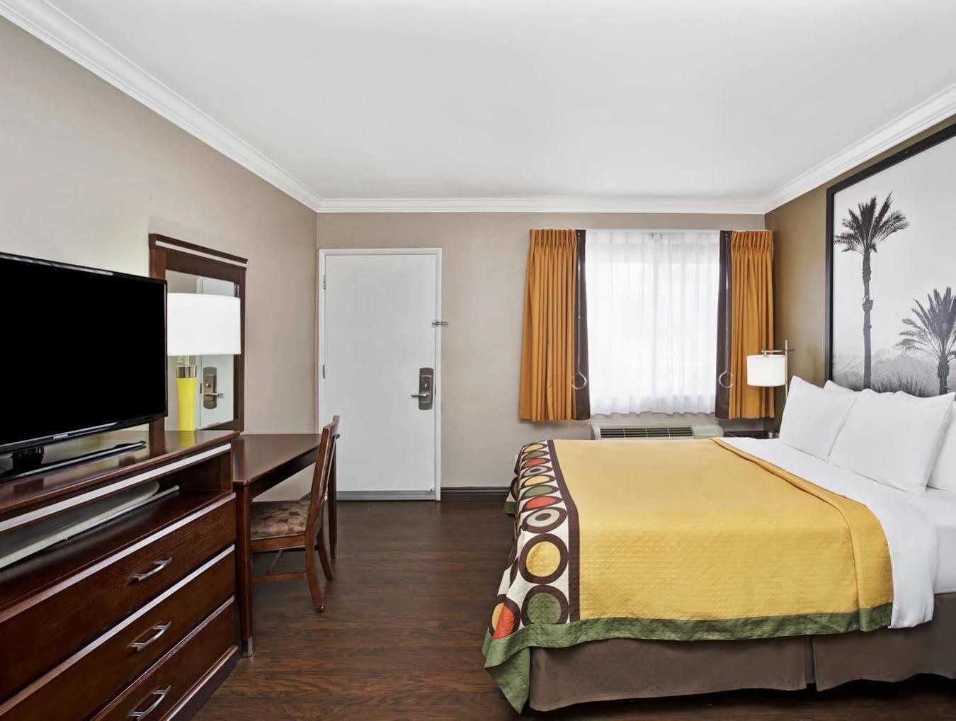 Super 8 By Wyndham Los Angeles-culver City Area Hotel 2*