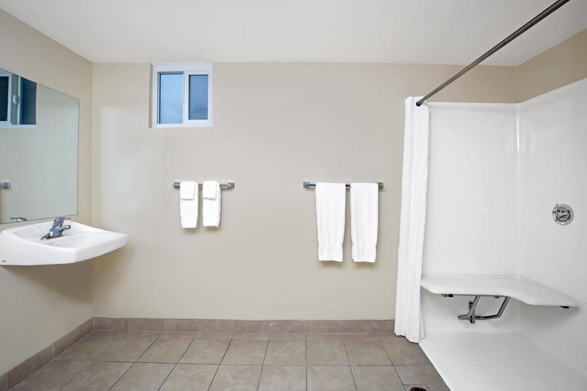 Super 8 By Wyndham Los Angeles-culver City Area Los Angeles