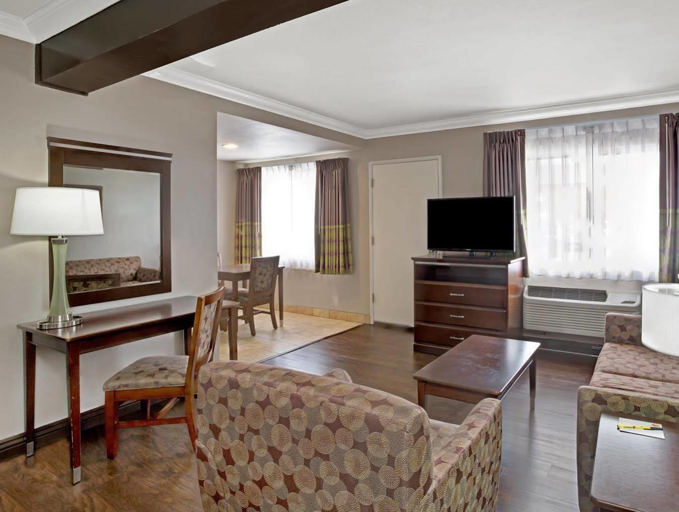 Super 8 By Wyndham Los Angeles-culver City Area 2*