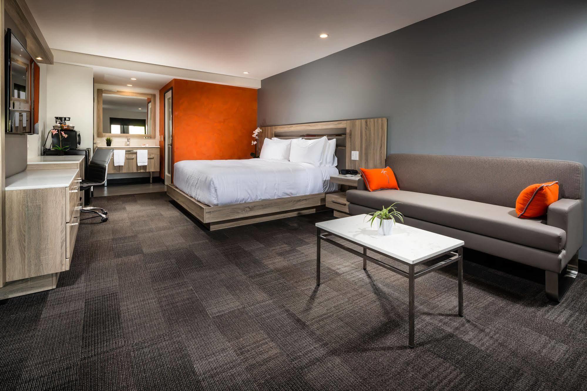 Hotel Canoga At Warner Center 3*