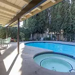 4 Bedroom House Large Pool & Spa In Prime Location