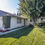 4 Bedroom House Large Pool & Spa In Prime Location