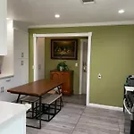 Private Room In Los Angeles With Wifi, Tv, And View Of Hollywood Sign & Shared Kitchen