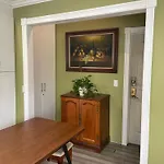 Private Room In Los Angeles With Wifi, Tv, And View Of Hollywood Sign & Shared Kitchen
