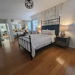 3 Bedroom + Near Venice Beach + Redecorated + Nice Backyard With Bbq