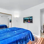 Cozy 2 Bedroom & 2 Bathrooms Apartment By Beverly Hills With Free Parking