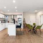 Spinel Stay - Charming 2Br Retreat Zen Garden Views Central