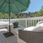 Modern Guest House Nestled In The Hollywood Hills With Huge Deck And Wow Views!