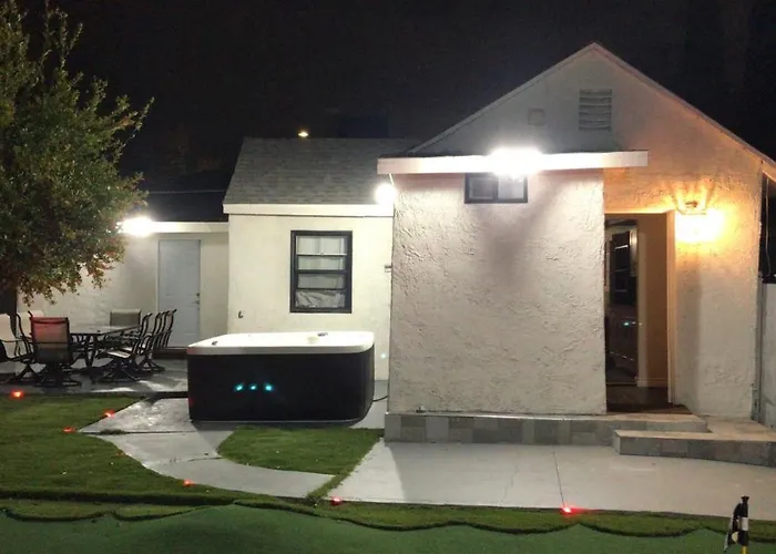Entire 3 Bedroom Home With Golf Putting & Hot Spa
