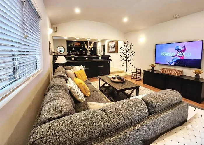3 Bedroom + Near Venice Beach + Redecorated + Nice Backyard With Bbq