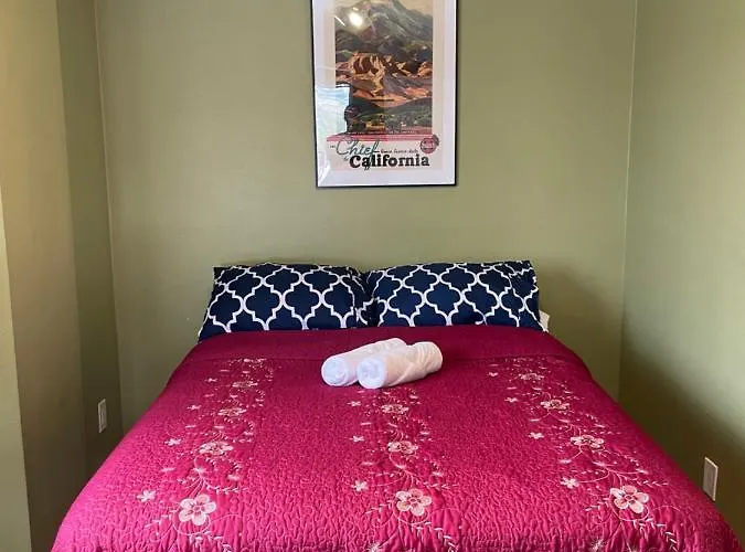 Private Room In Los Angeles With Wifi, Tv, And View Of Hollywood Sign & Shared Kitchen