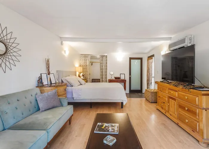 Private Studio City Guest House