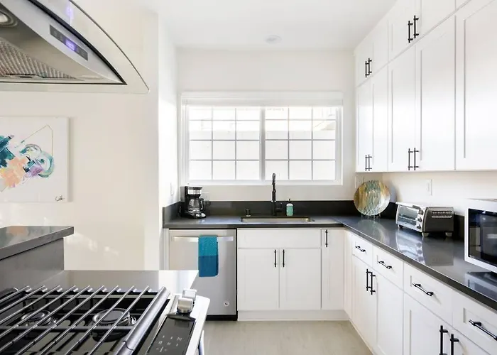Hollywoodland Suite Built In Exquisite Contemporary Style