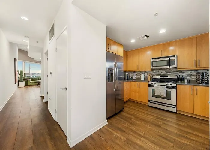 Skyline Oasis: Luxe 3-Floor Waterfront Penthouse