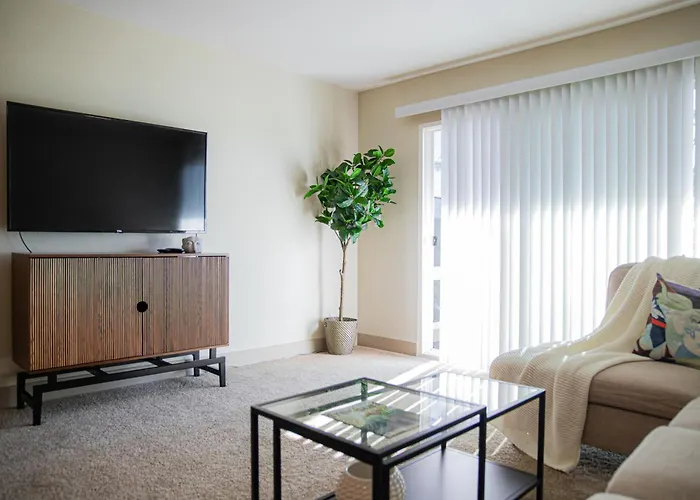 Luxurious Apartment With The Marina View