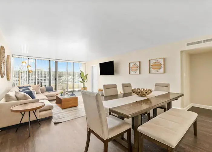 Mesmerizing Marina Vista: Luxe 3-Bedroom W/ Pool