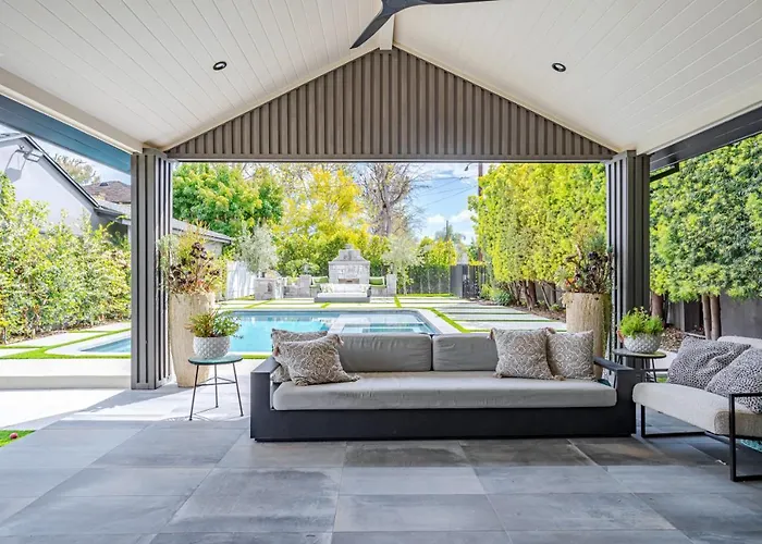 Modern Luxury House Pool Enormous Yard