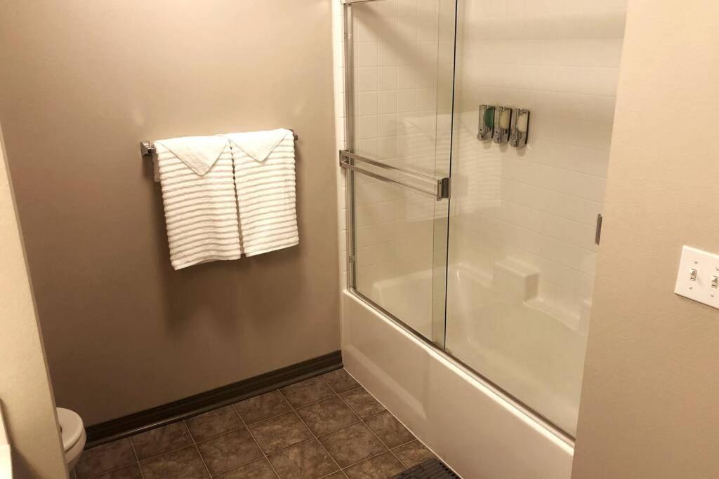 Apartment Stylish & Comfy Steps To Beach Balcony Pkg
