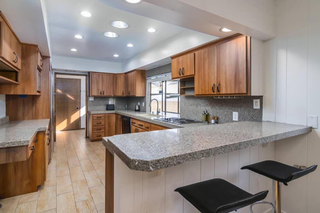 4 Bedroom House Large Pool & In Prime Location