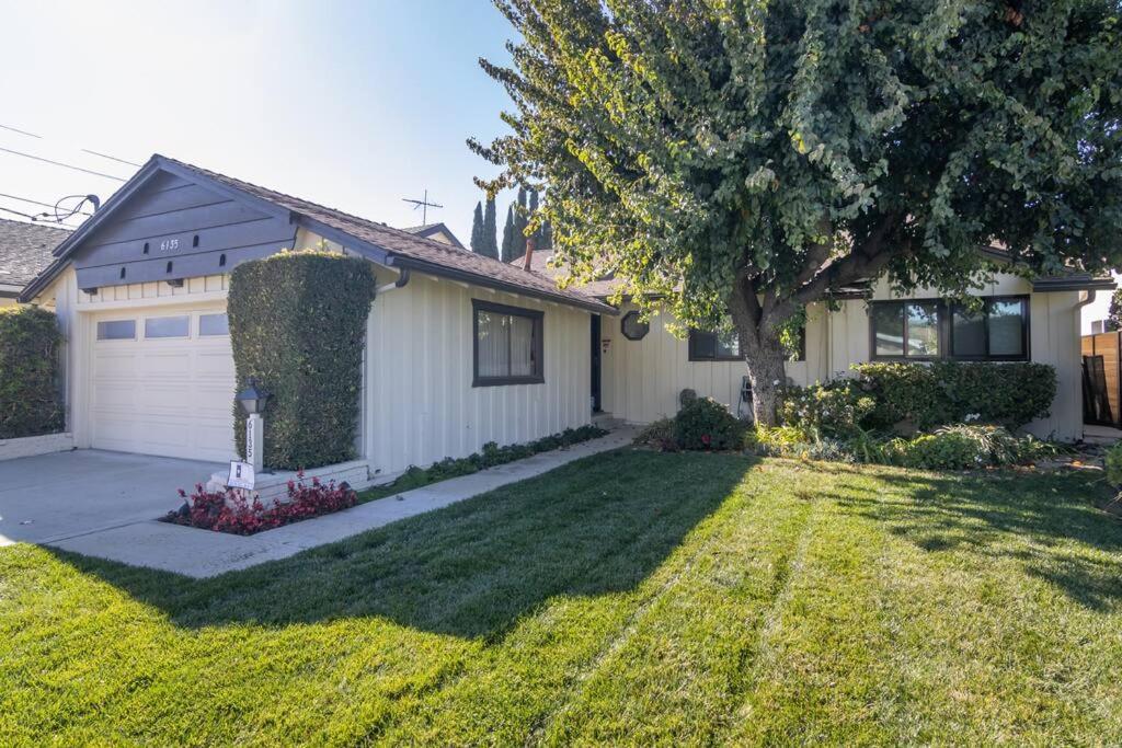 Villa 4 Bedroom House Large Pool & In Prime Location Los Angeles