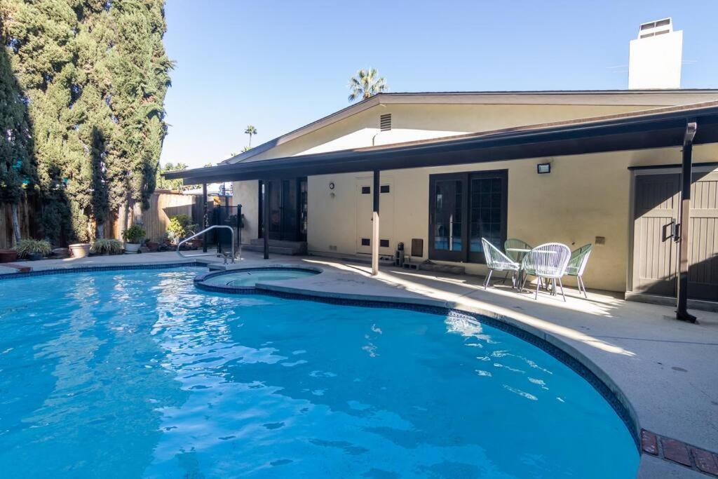 4 Bedroom House Large Pool & In Prime Location Villa *