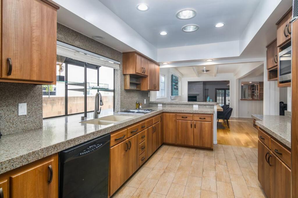 Villa 4 Bedroom House Large Pool & In Prime Location