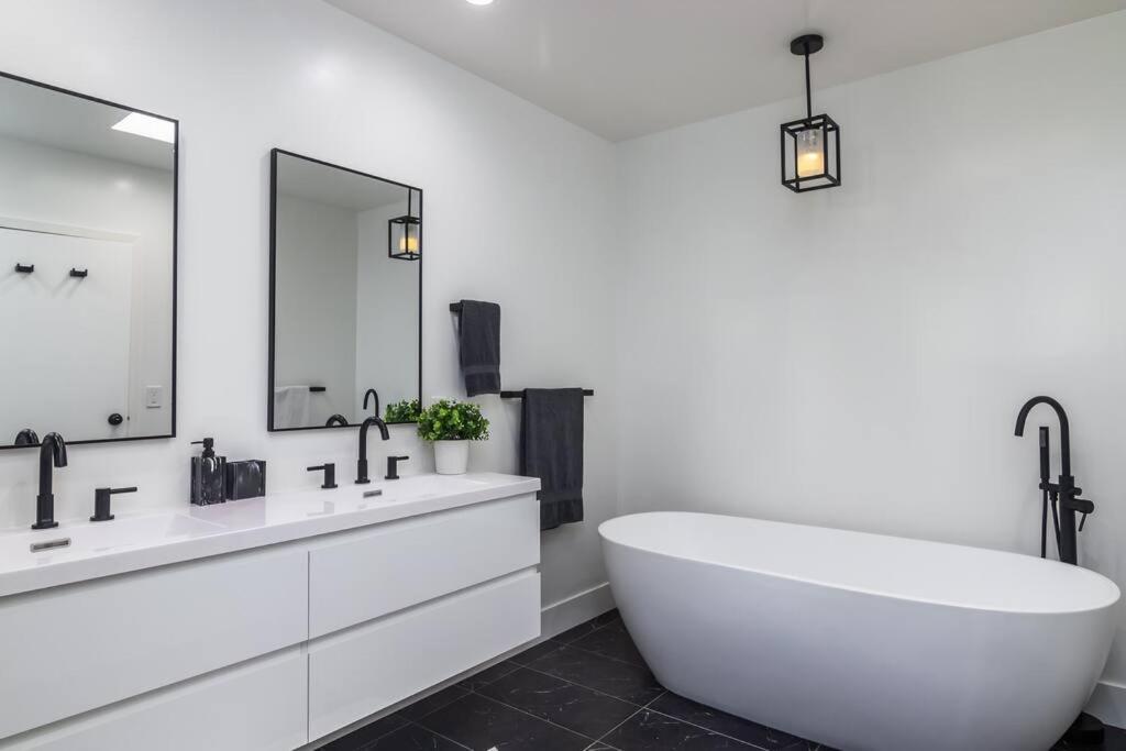 Villa 4 Bedroom House Large Pool & In Prime Location Los Angeles