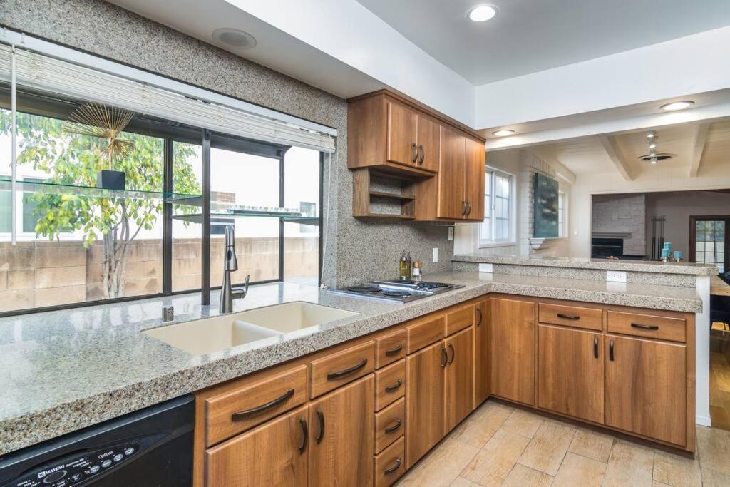 4 Bedroom House Large Pool & In Prime Location *