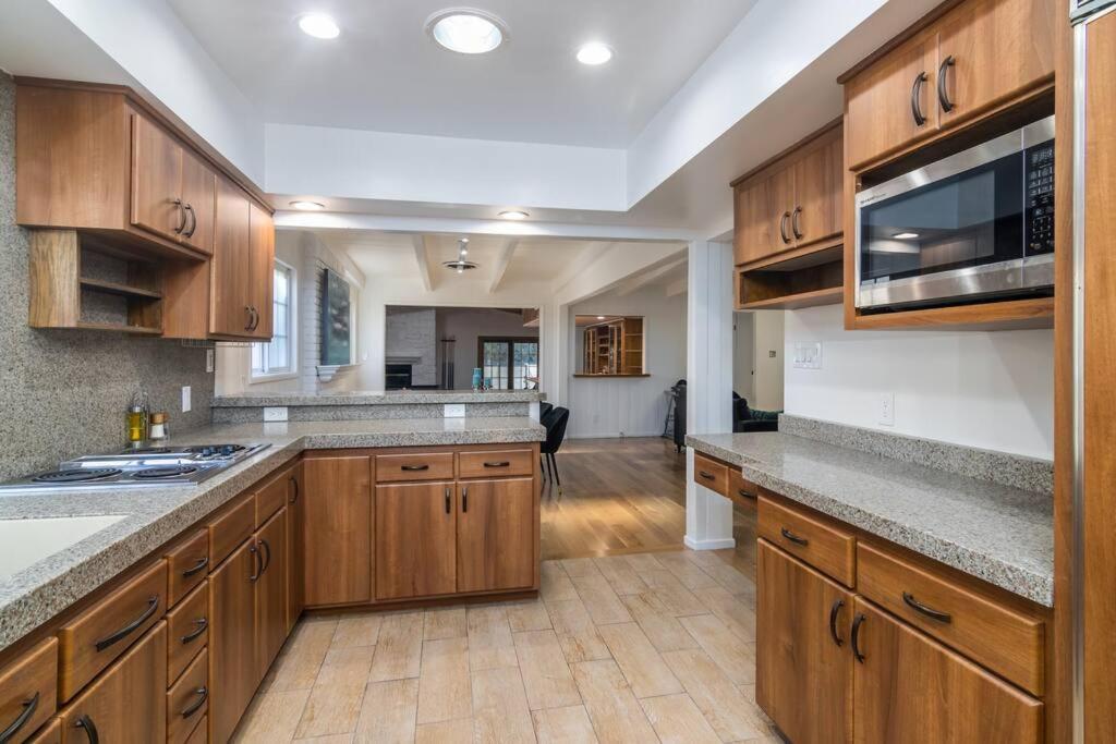 4 Bedroom House Large Pool & In Prime Location * Los Angeles