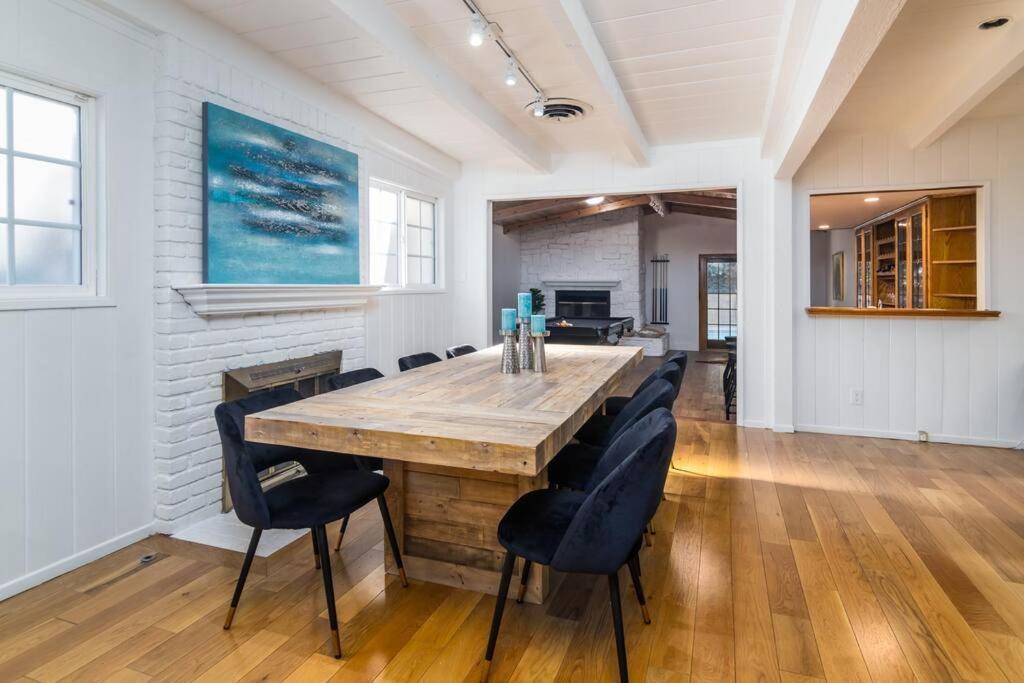 4 Bedroom House Large Pool & In Prime Location