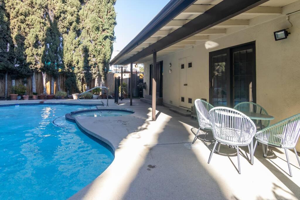 4 Bedroom House Large Pool & In Prime Location Villa