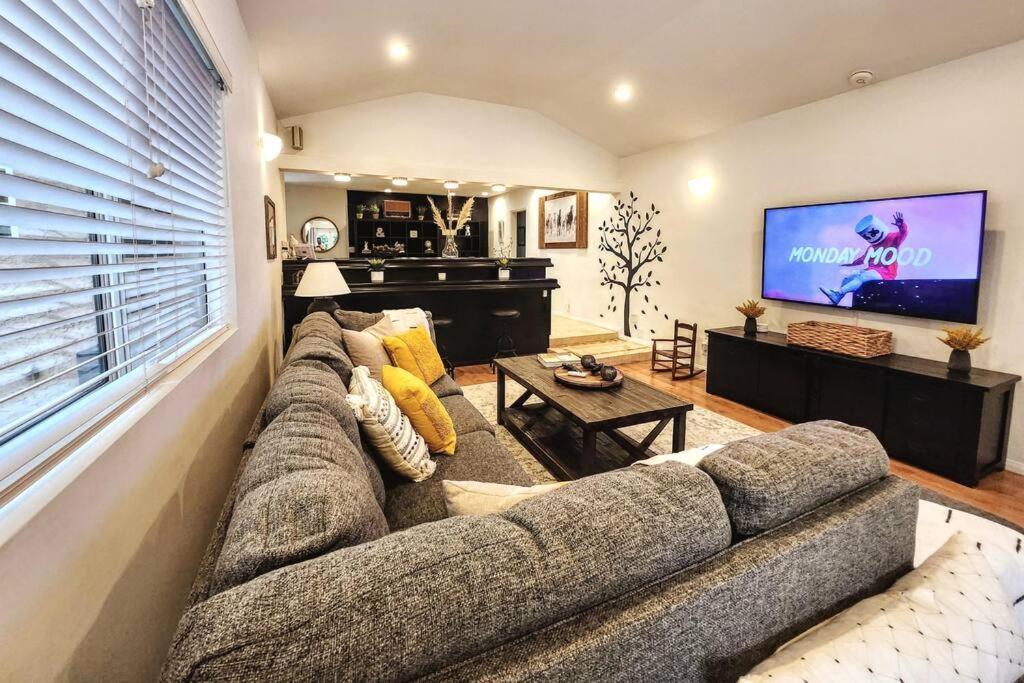 3 Bedroom + Near Venice + Redecorated + Backyard With Bbq * Los Angeles