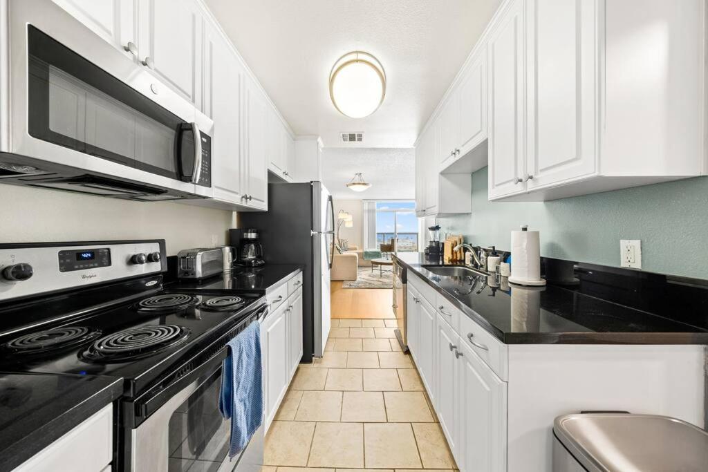 Smoky Quartz -marina View Spacious 3br Near Yacht Club Apartment