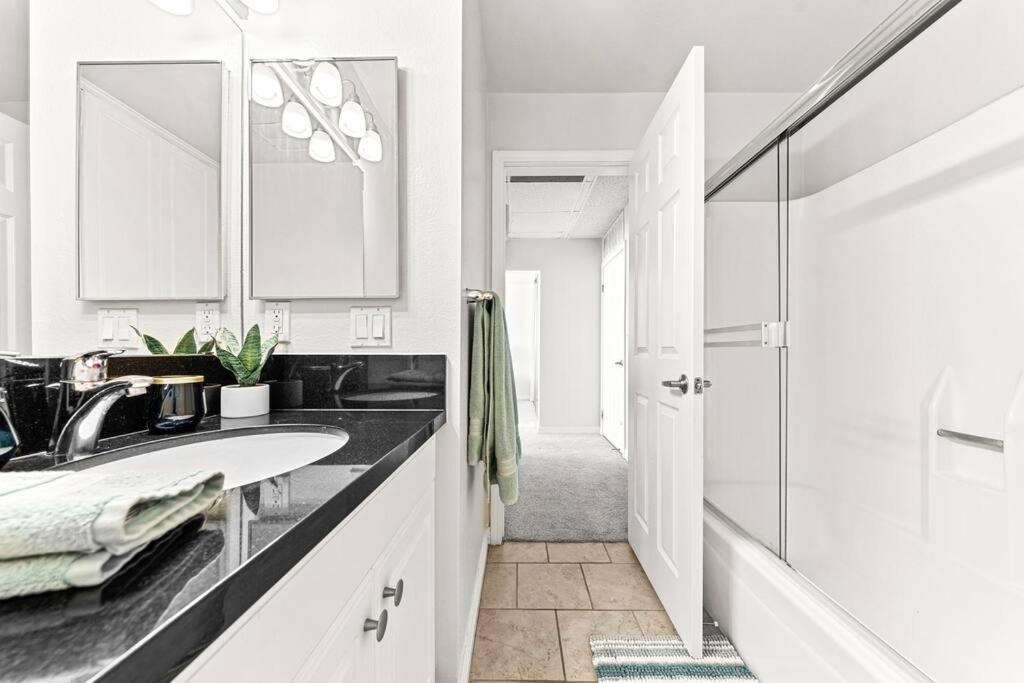 Smoky Quartz -marina View Spacious 3br Near Yacht Club Apartment *