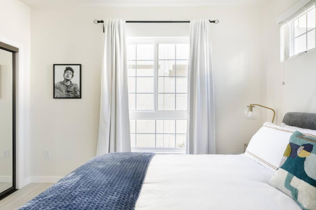 Hollywoodland Built In Exquisite Contemporary Style *