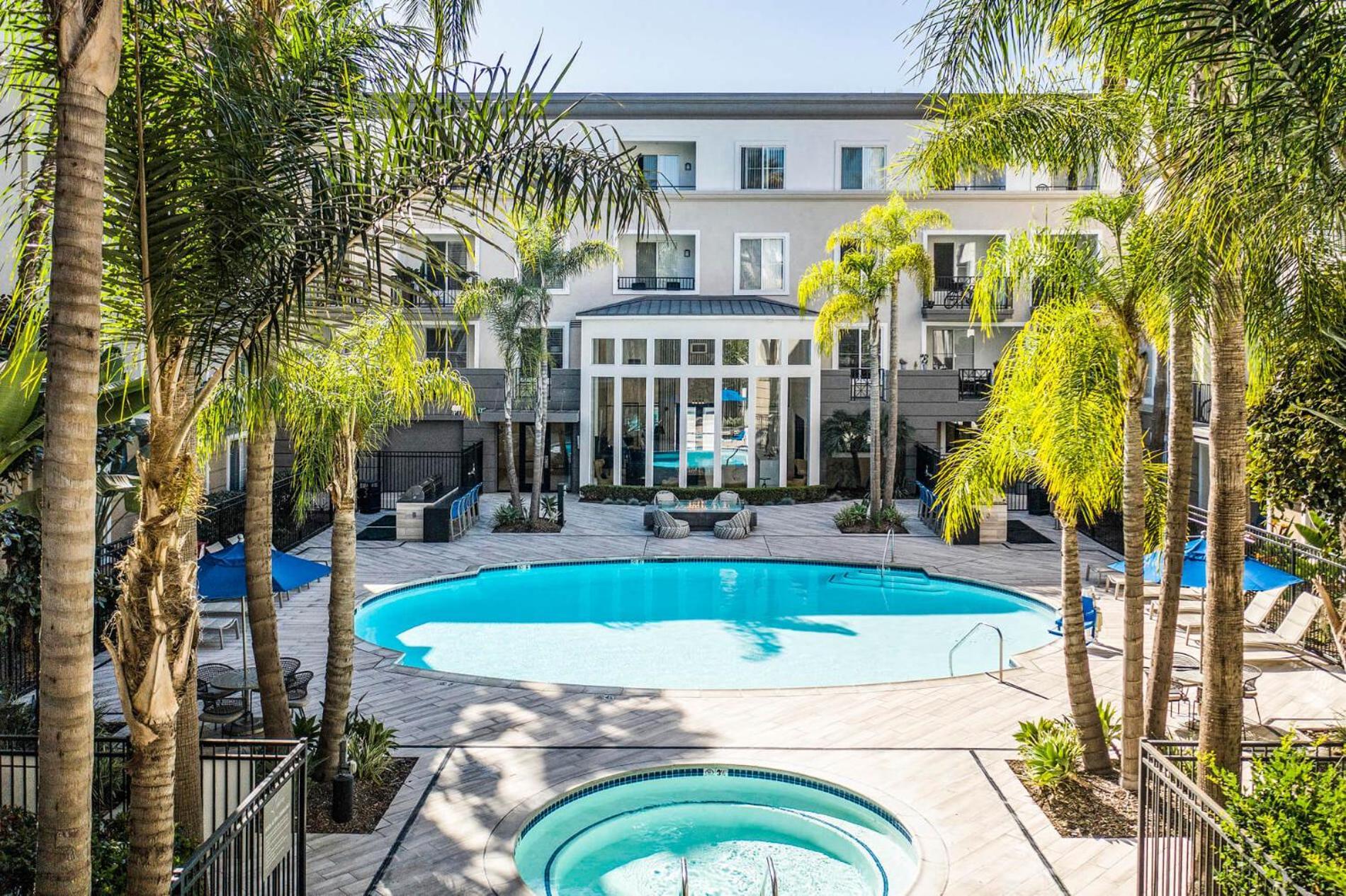 The Electric Blue Abode With A Gorgeous Pool View Los Angeles