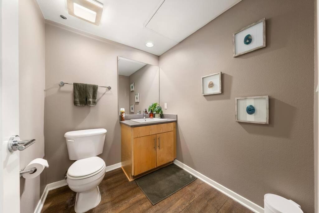 Skyline Oasis: Luxe 3-floor Waterfront Penthouse Apartment