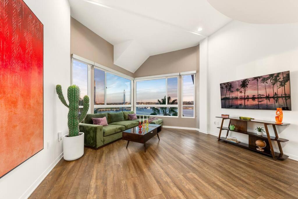 Skyline Oasis: Luxe 3-floor Waterfront Penthouse Apartment *