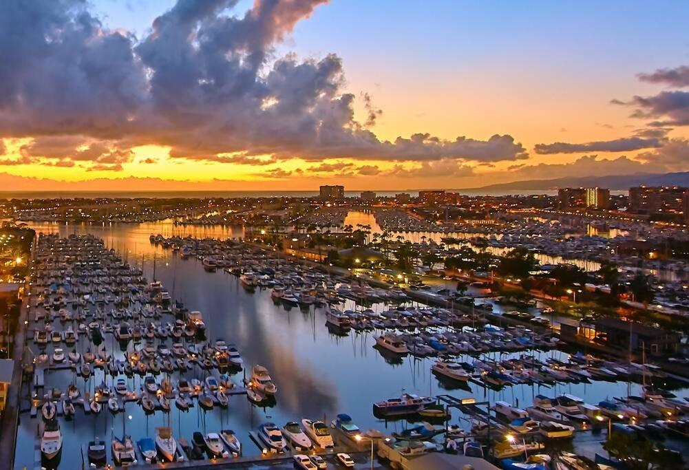 Skyline Oasis: Luxe 3-floor Waterfront Penthouse * Los Angeles